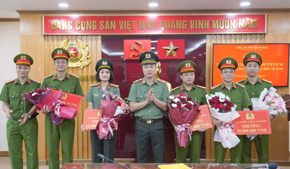 Thiếu tướng Tô Anh Dũng,Giám đốc Công an tỉnh trao thưởng cho các đơn vị có thành tích xuất
