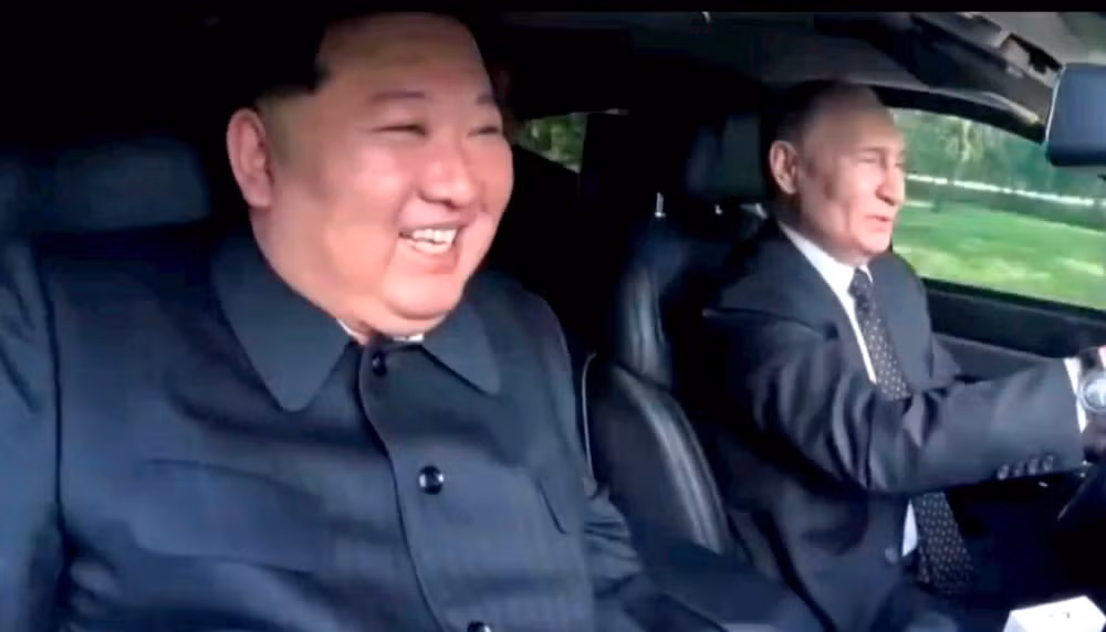 Tổng thống Putin lái xe chở ông Kim Jong Un hồi tháng 6/2024. Ảnh chụp màn hình.