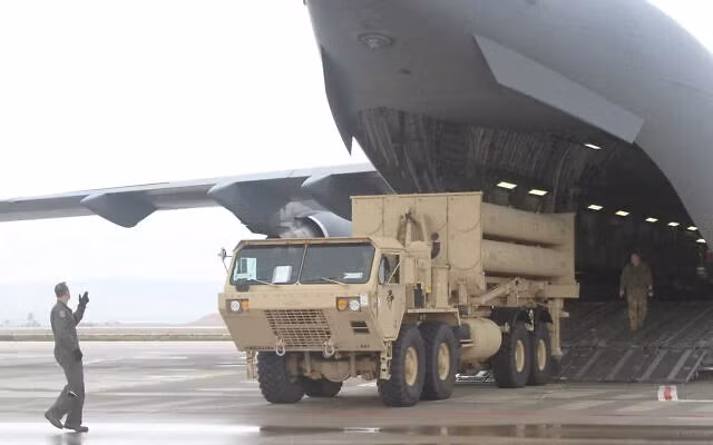 Một phi công Không quân Mỹ đang dỡ bệ phóng THAAD từ máy bay C-17 GlobeMaster III tại Căn cứ Không quân Nevatim, Israel để tập trận. Ảnh: DVIDS