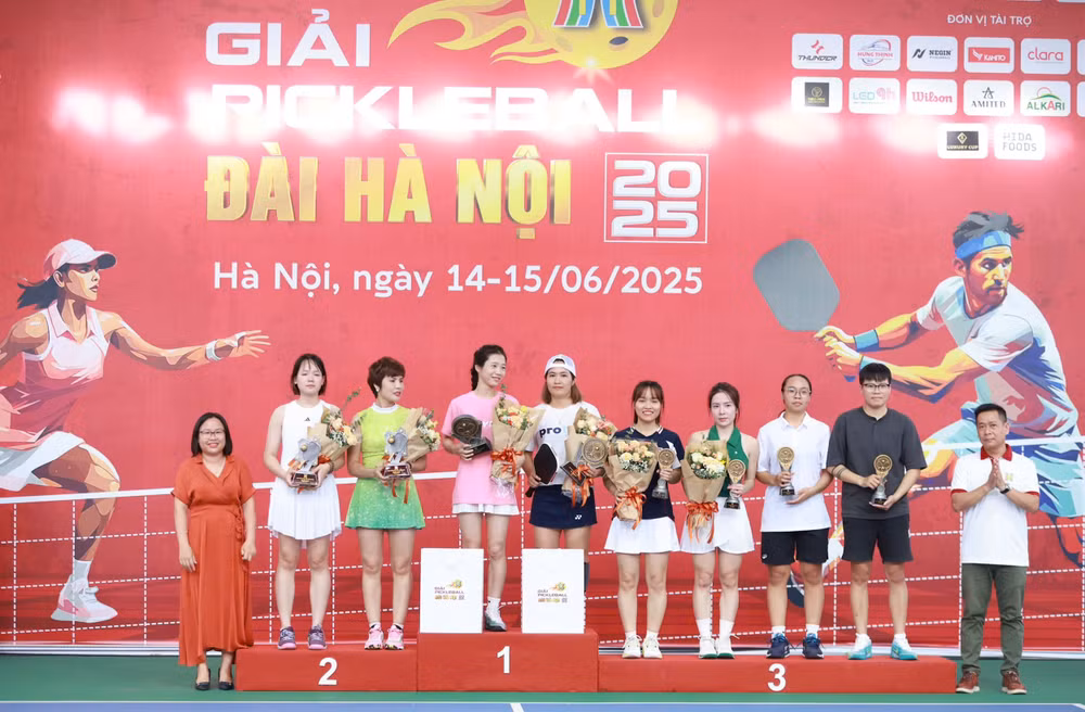 Ông Hoàng Mạnh - Trưởng ban biên tập Hộp thư (Đài Hà Nội) trao giải đôi nữ phong trào 4.4 và đôi nữ 4.8