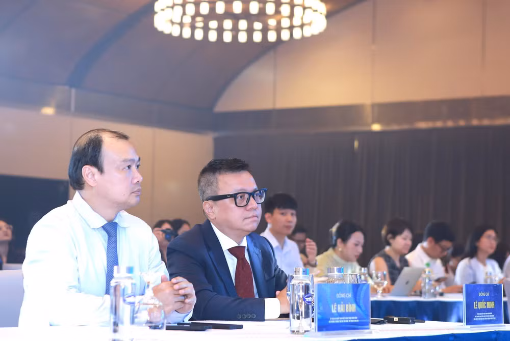 Đồng chí Lê Hải Bình (trái), Ủy viên dự khuyết Ban Chấp hành Trung ương Đảng, Thứ trưởng thường trực Bộ Văn hóa, Thể thao và Du lịch và đồng chí Lê Quốc Minh, Ủy viên Ban Chấp hành Trung ương Đảng, Phó Trưởng Ban Tuyên giáo và Dân vận Trung ương, Tổng Biên tập Báo Nhân Dân, Chủ tịch Hội Nhà báo Việt Nam.