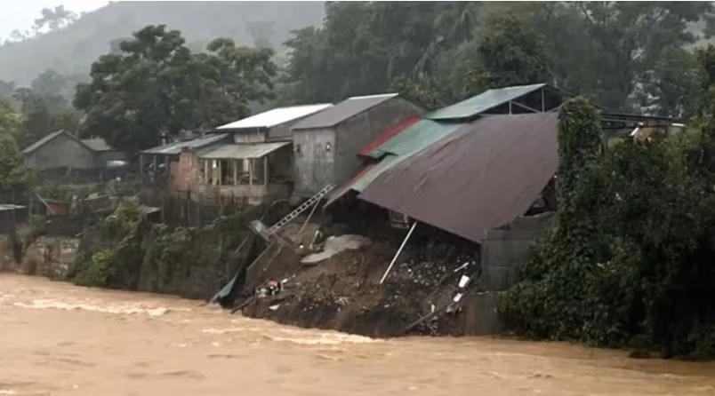 Ngôi nhà bị đổ sập.