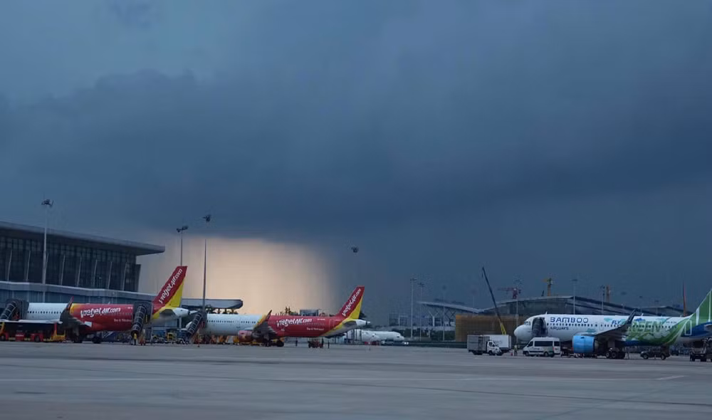 Thời tiết xấu ảnh hưởng đến hoạt động khai thác tại sân bay Nội Bài. Ảnh: TL.