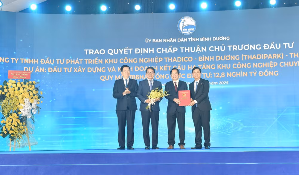 pho-thu-tuong-chung-kien-trao-cac-quyet-dinh-chu-truong-dau-tu-17502450976441851921331.jpeg