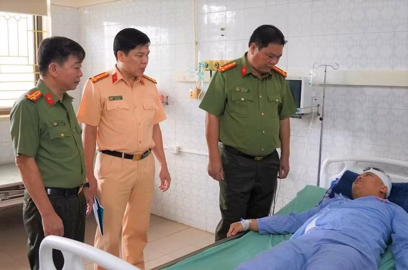 Lãnh đạo Công an tỉnh Hòa Bình thăm hỏi, động viên Đại úy Đỗ Đức Trung đang nằm điều trị tại bệnh viện (Ảnh: Công an Hòa Bình).