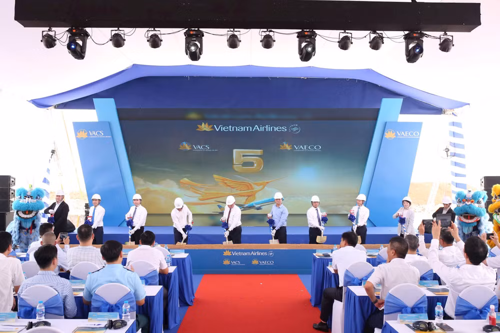 Các đại biểu thực hiện nghi thưc khởi công