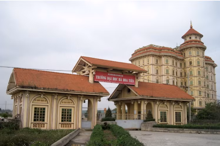 Trường Đại học Hà Hoa Tiên.
