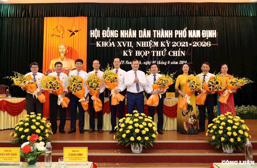 1.Phó Bí thư Thường trực Tỉnh uỷ Nam Định, Lê Quốc Chỉnh tặng hoa chúc mừng lãnh đạo HĐND, UBND thành phố Nam Định mới sau sáp nhập.