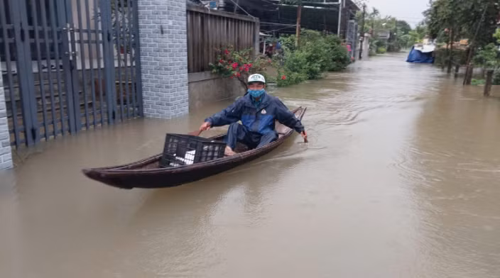 Nhiều khu vực trũng trên địa bàn TP Huế đang chìm trong nước do mưa lũ bất thường xảy ra những ngày qua.