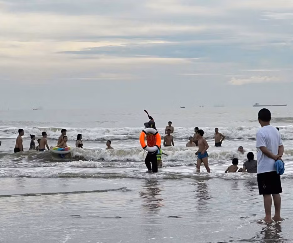 Bãi biển Cửa Lò sáng nay (Ảnh: Vietnamnet).