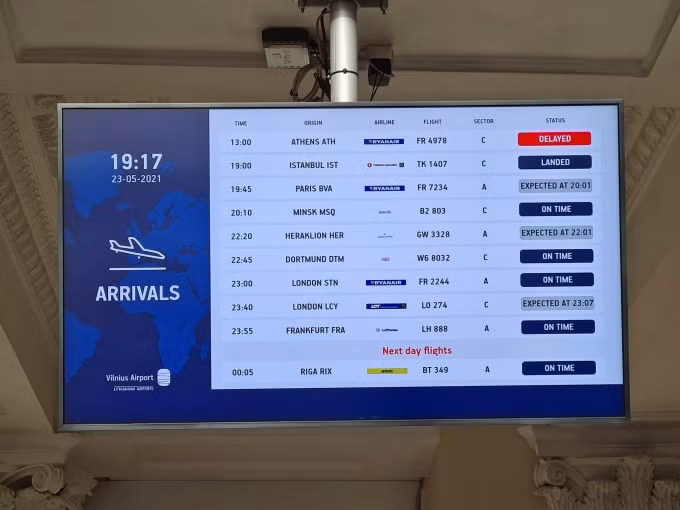 Một bảng thông tin hiển thị các chuyến bay quốc tế tại Sân bay Vilnius, ở Vilnius, Lithuania ngày 23 tháng 5 năm 2021 - Ảnh: REUTERS / Andrius Sytas