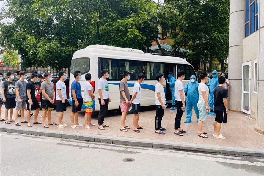 Tuyên Quang thực hiện trao trả 18 người Trung Quốc nhập cảnh trái phép vào Việt Nam. Ảnh: Công an cung cấp