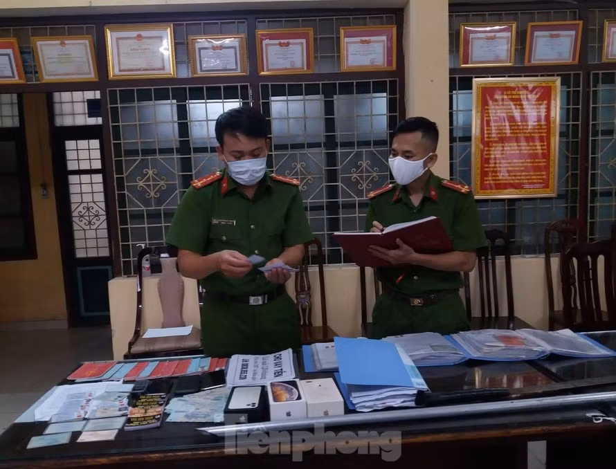 Tang vật cho vay nặng lãi bị công an thu giữ. Ảnh: tienphong.vn