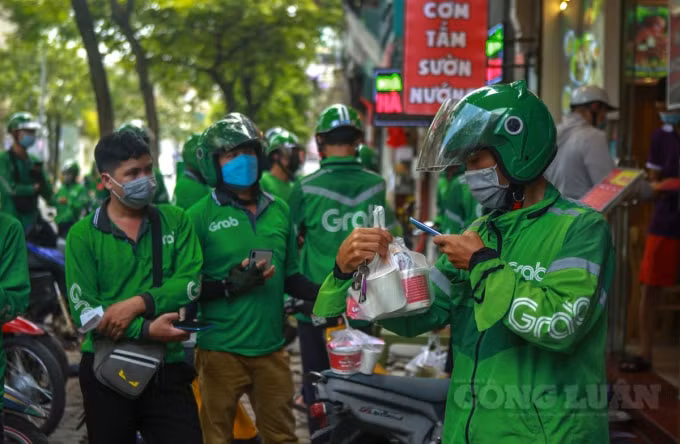 Nhiều người sau khi đã lấy được hàng, chụp ảnh check mã và chụp ảnh lại gửi cho khách để khách yên tâm khi đồ ăn đã chuẩn bị được chuyển đến.