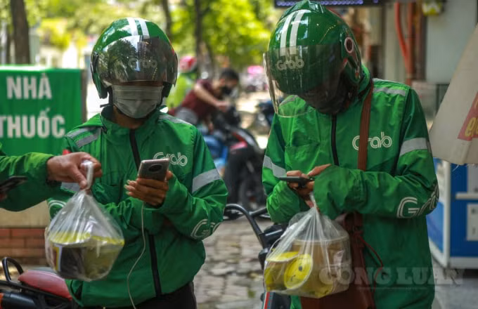 Trong một buổi trưa mỗi shipper có thể chạy được khoảng 15 đơn hàng hoặc nhiều hơn, trung bình những ngày này chúng tôi có thể kiếm được khoảng 400-500 ngàn đồng cho công việc shipper này - một người đến nhận đơn cho biết.