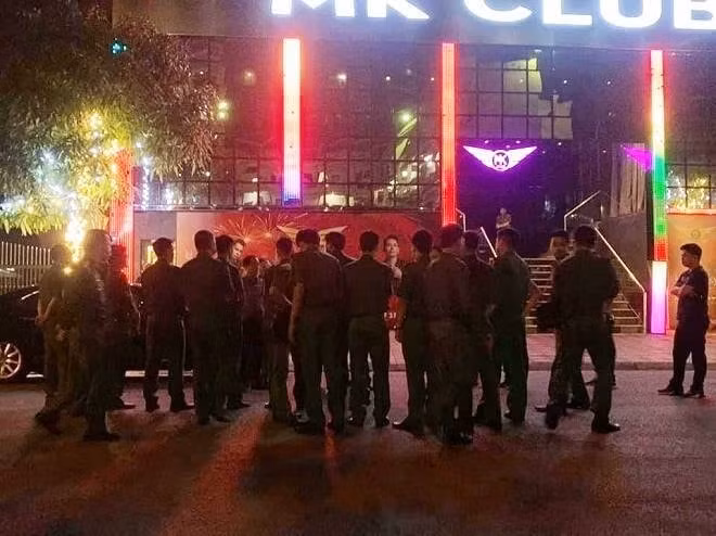 Lực lượng công an đột kích quán bar MK Club. Ảnh: vtc.vn