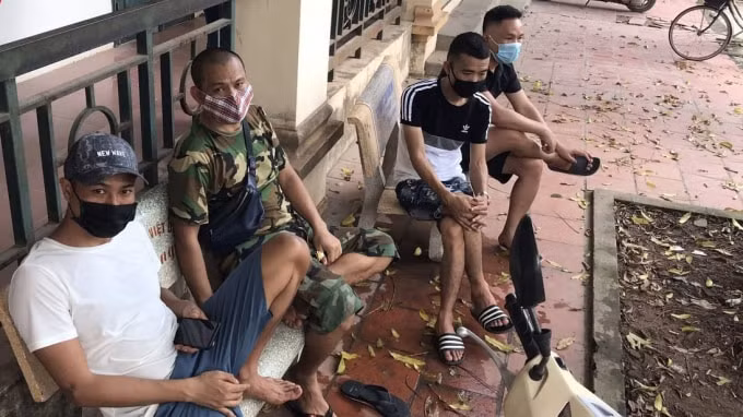 4 người trong nhóm bị xử phạt vì tụ tập ăn nhậu.