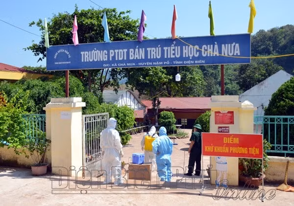 Lực lượng y tế tiến hành phun khử khuẩn tại điểm cách ly Trường Phổ thông Dân tộc bán trú Tiểu học Chà Nưa. Ảnh: Báo Điện Biên Phủ