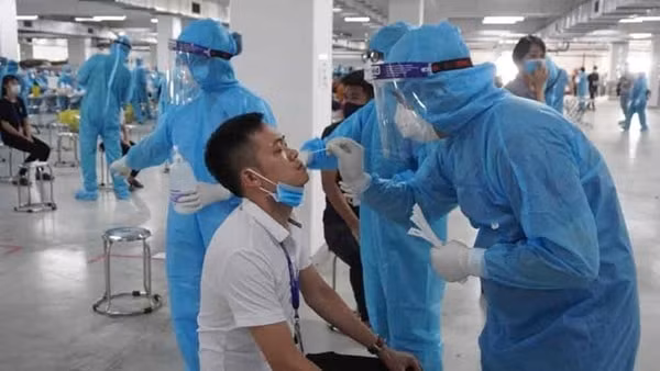 Lấy mẫu xét nghiệm COVID-19 cho công nhân khu công nghiệp ở Bắc Giang. Ảnh: Bộ Y tế