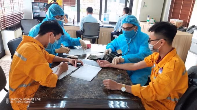 Tổ chức khám sức khỏe cho người lao động khi bước vào khu vực làm việc an toàn đặc biệt.