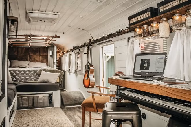Căn nhà di động của Caleb Brackney. Ảnh: Roamerbus