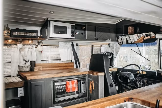 Căn nhà di động của Caleb Brackney. Ảnh: Roamerbus