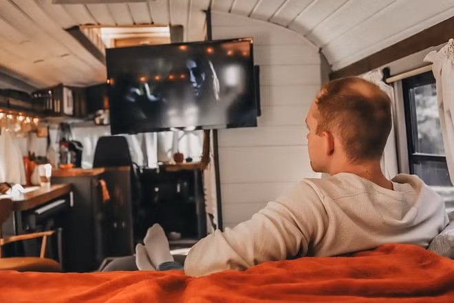Căn nhà di động của Caleb Brackney. Ảnh: Roamerbus