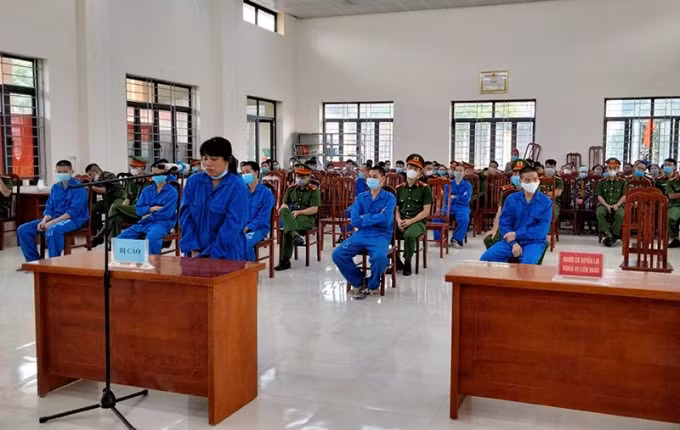 Bị cáo Nguyễn Thị Vui cùng đồng phạm trong vụ án đưa người xuất cảnh trái phép