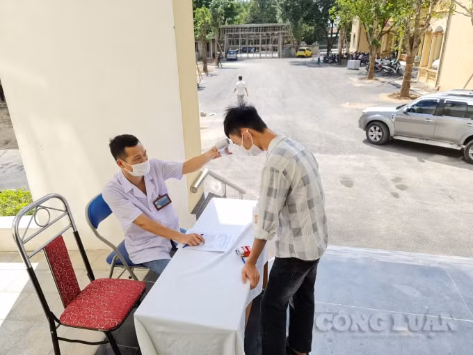 Tăng cường công tác kiểm tra sức khoẻ người dân khi vào khám, điều trị tại các bệnh viên trên địa bàn tỉnh Thanh Hoá. Ảnh: Minh Anh