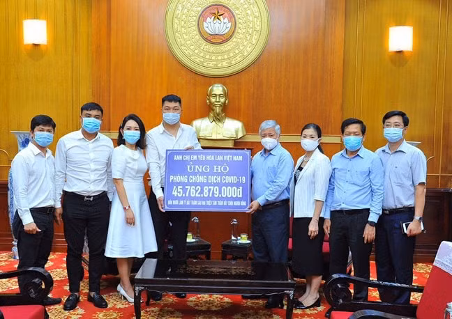 Bí thư Trung ương Đảng, Chủ tịch UBTƯ MTTQ Việt Nam Đỗ Văn Chiến tiếp nhận ủng hộ