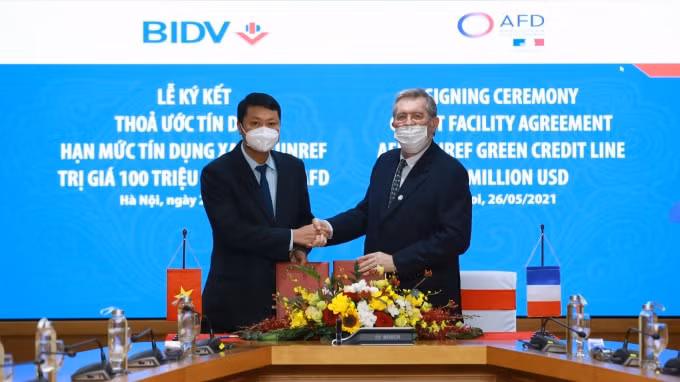 Đại diện Ngân hàng BIDV và AFD tại lễ ký kết.