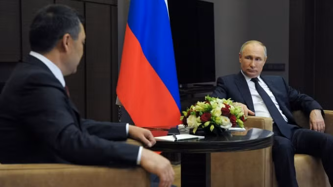 Tổng thống Nga Vladimir Putin (phải) gặp người đồng cấp Kyrgyzstan Sadyr Japarov tại Sochi, Nga, vào ngày 24 tháng 5 - Ảnh: Sputnik / Kremlin