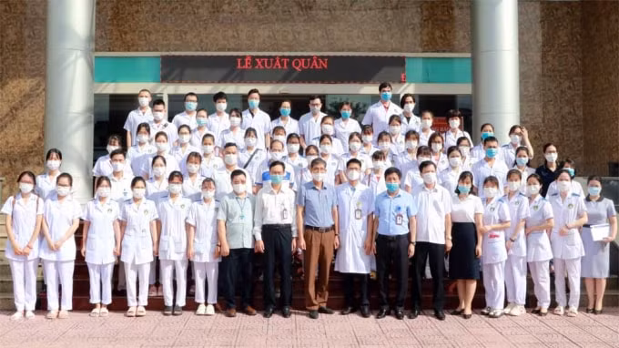 Sinh viên trường Đại học Điều dưỡng Nam Định tiếp lửa cho Bắc Giang
