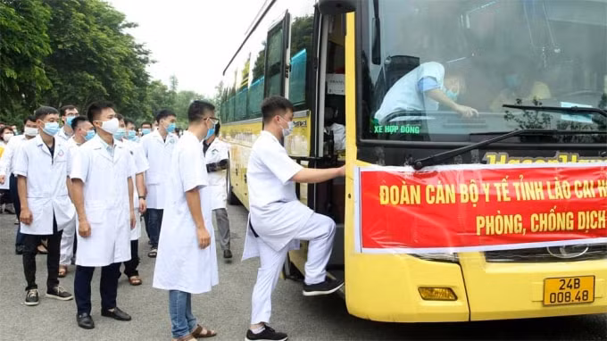 Đoàn cán bộ, y, bác sĩ của tỉnh Lào Cai lên đường làm nhiệm vụ tại Bắc Giang