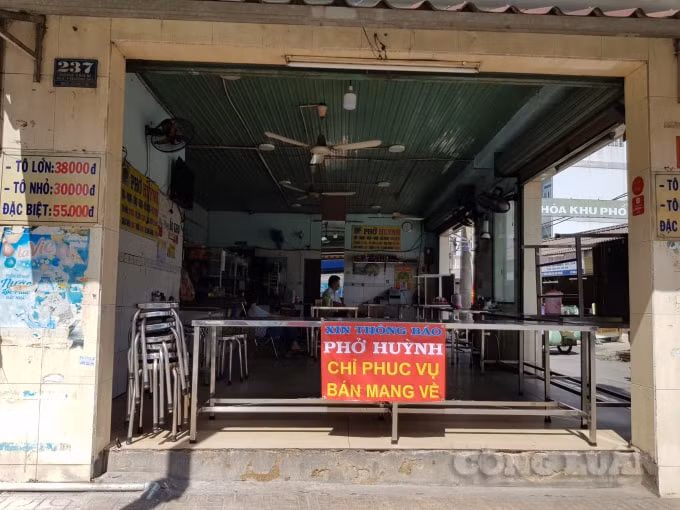 Quán ăn dán các biển thông báo tạm dừng phục vụ tại chỗ, chỉ bán mang về