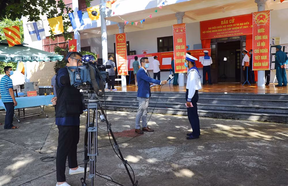 Đợt bầu cử được Đài Truyền hình Việt Nam truyền hình trực tiếp kết nối các điểm cầu trong cả nước. Ảnh: nhà báo Ngọc Triệu