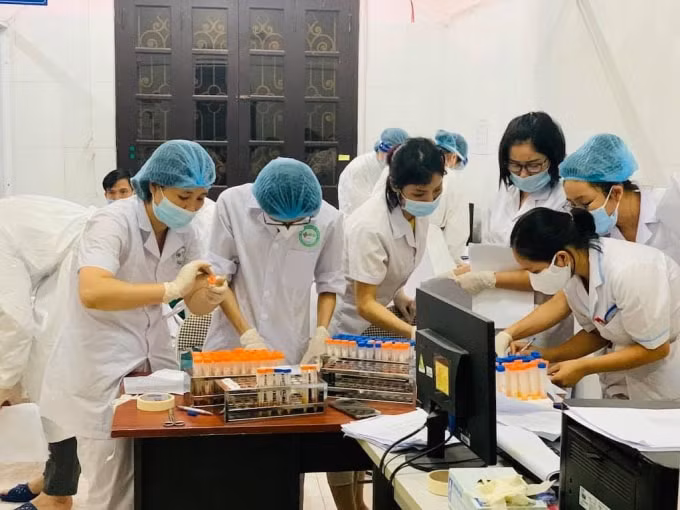 Không khí làm việc lúc 0h ở Trung tâm kiểm soát bệnh tật tỉnh Bắc Giang (ảnh TL).