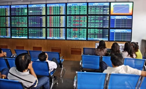 Dịch vụ đăng ký niêm yết; đăng ký chứng khoán… sẽ không thu phí cho đến hết năm 2021. Ảnh minh họa