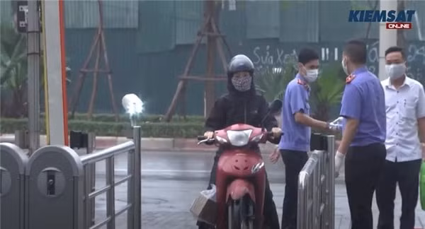 Văn phòng VKSND tối cao tiến hành đo thân nhiệt cho các cán bộ trước khi vào cơ quan