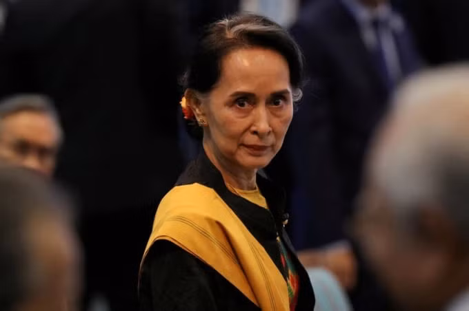 Bà Aung San Suu Kyi lần đầu ra hầu tòa kể từ sau cuộc đảo chính ngày 1/2 - Ảnh: Reuters