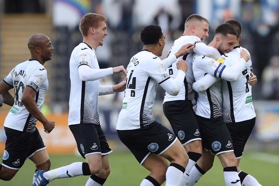 Swansea đứng trước cơ hội quay trở lại sân chơi Premier League sau 3 năm. Ảnh: AFP