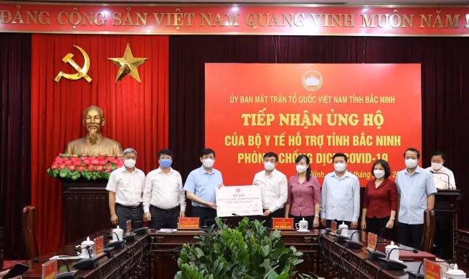 Đoàn công tác của Bộ Y tế do Bộ trưởng Nguyễn Thanh Long dẫn đầu và các nhà tài trợ trao nhiều suất quà hỗ trợ cho tỉnh Bắc Ninh phòng, chống dịch COVID-19.