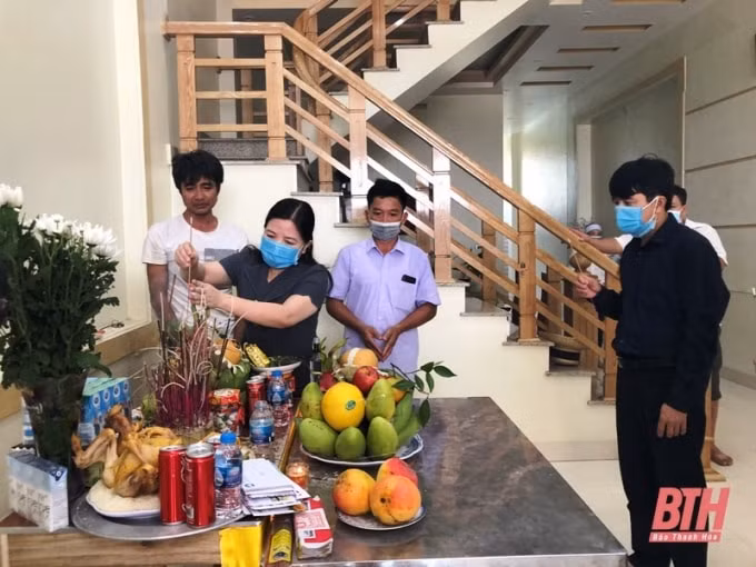 Bà Phạm Thị Thanh Thuỷ đại điện cho Tỉnh uỷ, HĐND, UBND, UB MTTQ tỉnh Thanh Hoá đến thắp hương, chia buồn cùng gia đình có 2 em nhỏ bị chết vì đuối nước. Ảnh: Báo Thanh Hoá