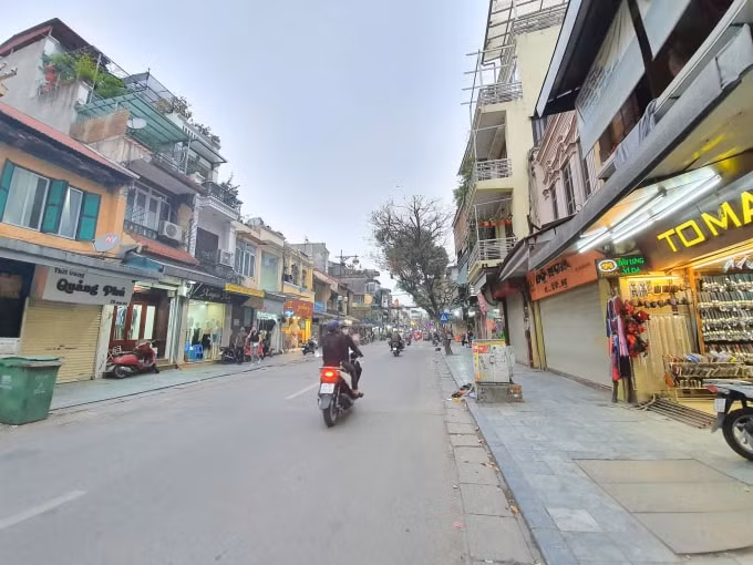 Không riêng các căn hộ cao cấp, ngay cả nhà đất, nhất là nhà mặt đường cũng phải “cắt lỗ” rất sâu để tìm khách mua mới. (Ảnh: Việt Vũ)