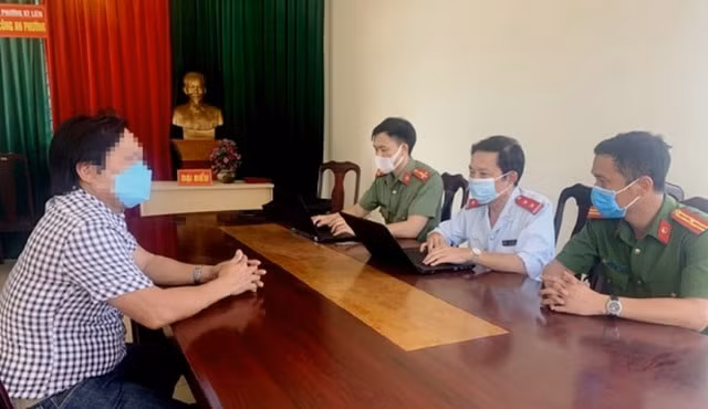 Cơ quan chức năng làm việc với ông N.H.T. Ảnh: dantri.com.vn