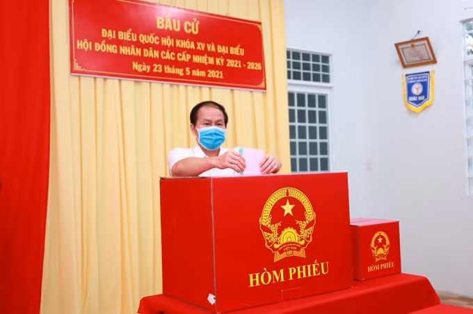Hậu Giang là tỉnh có cử tri đi bầu cao nhất cả nước. Ảnh: Bí thư tỉnh Hậu Giang Lê Tiến Châu, bỏ phiếu ở Khu vực bầu cử số 04, TT Cây Dương, huyện Phụng Hiệp - Trần Hữu Lễ.