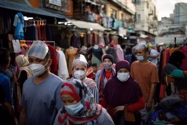 Người dân đeo khẩu trang phòng COVID-19 tại Philippines. Ảnh: Straits Times