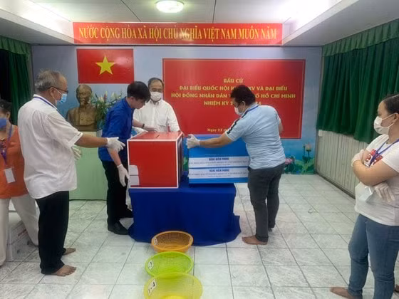 Kiểm tra niêm phong trước khi mở thùng phiếu.