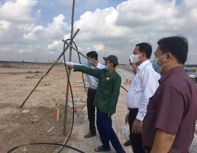 Một số người dân nhận đất tại Khu tái định cư Lộc An - Bình Sơn.
