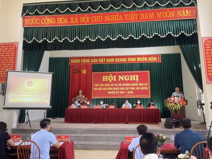 Hoạt động tiếp xúc cử tri được tiền hành bài bản và đảm bảo phòng chống dịch COVID-19. Ảnh: Hữu Phương